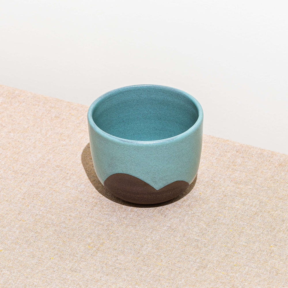 
            
                Charger l&amp;#39;image dans la galerie, Tasse en céramique faite à la main par Roxane Charest Céramique (format espresso allongé)
            
        